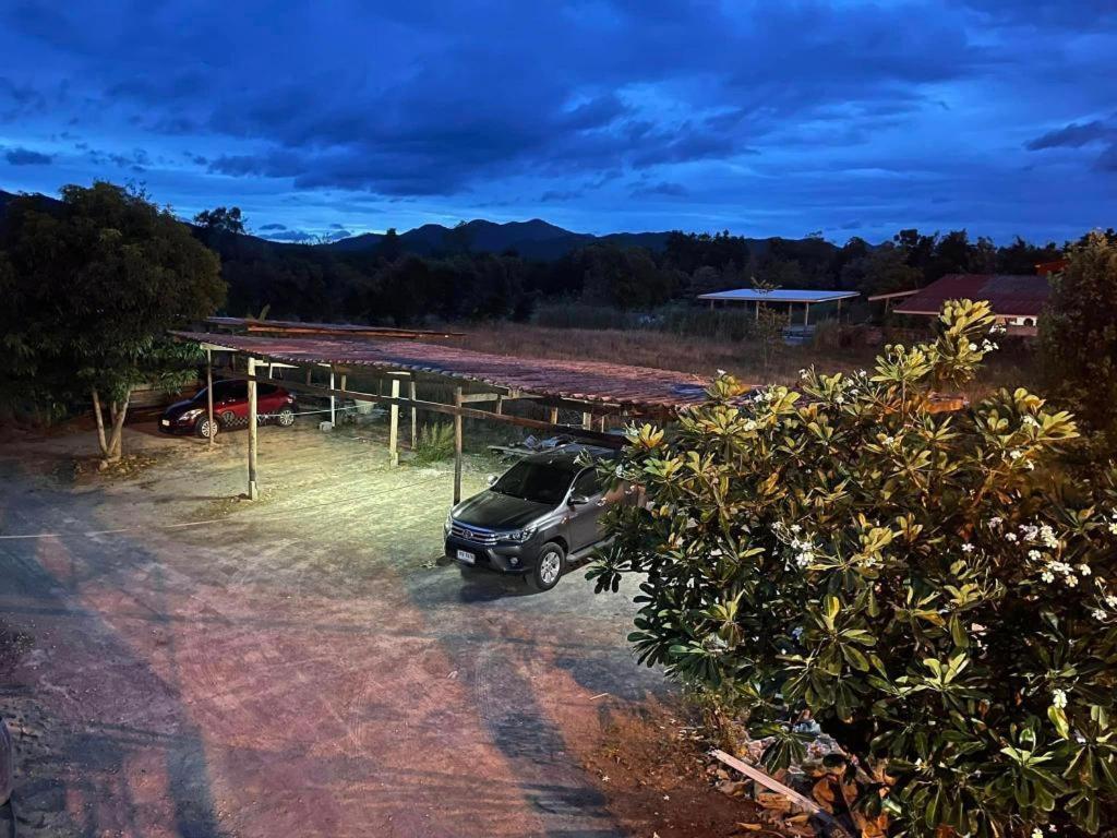 Baan Gon Chompu Hotel Suan Phueng Luaran gambar